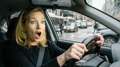 Naisten kuljettajien pelot: autohuoltohuijaukset, huoltoasemat ja 5 muuta yleistä huolenaihetta