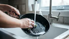 Kuinka pestä rasva pois kylmällä vedellä: 5 perinteistä vinkkiä