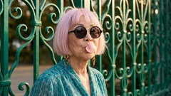 Hiukset 50-vuotiaana: Onko naisten hiusten värjäys kirkkailla väreillä normaalia