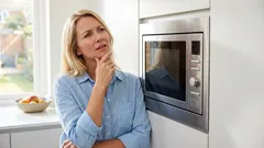 Kuinka haitallista mikroaaltouunin käyttö on: näin se todella toimii