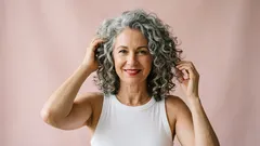 Miksi hiukset muuttuvat kuiviksi ja hauraiksi iän myötä — 3 yksinkertaista ratkaisua jokapäiväiseen käyttöön