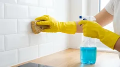 Jopa seinille kuivunut rasva liukenee viidessä minuutissa: miten se puhdistetaan nopeasti