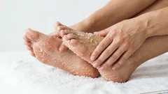 Miksi hieron suolaa jalkoihini joka päivä: 5–6 minuuttia, jotka tekevät eron