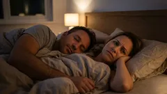 Miksi naiset nukkuvat huonommin miesten vieressä — asiantuntijan näkemys