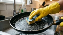 Näin puhdistat teflonpannun ilman naarmuja: 7 hellää kotikonstia